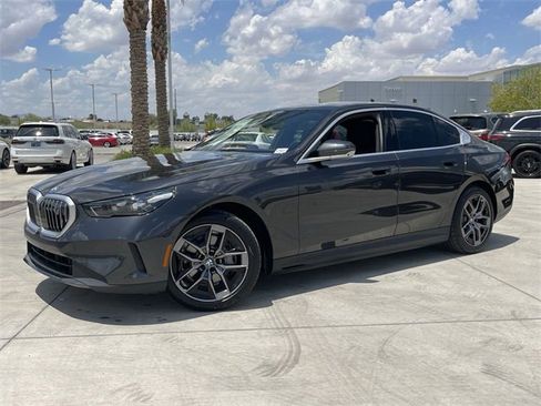 New 2026 BMW i5 eDrive40 w/ Premium Package image 2