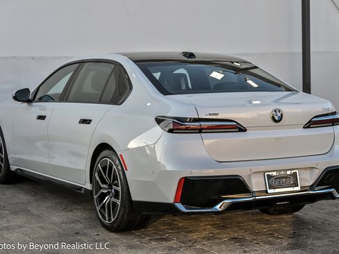 Used 2025 BMW 740i xDrive w/ Premium Package image 6