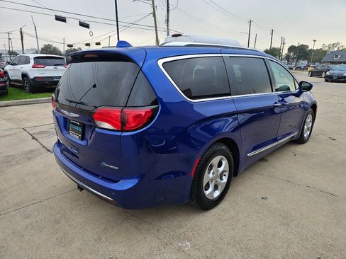 Used 2018 Chrysler Pacifica Touring-L image 4