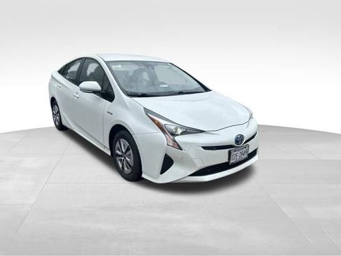 Used 2018 Toyota Prius Two w/ Prius Two Safety Plus Package FWD image 9