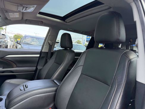 Used 2019 Toyota Highlander XLE AWD/4WD image 11