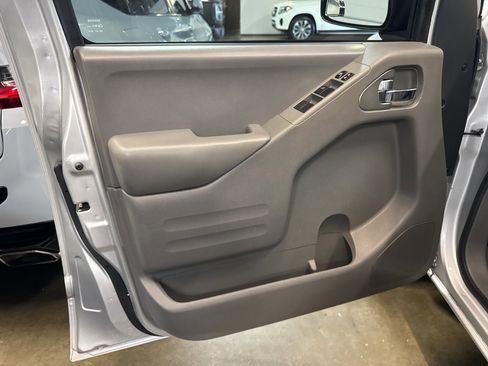 Used 2016 Nissan Frontier SV image 6