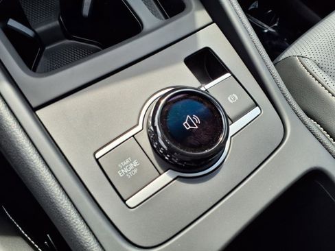 New 2025 Volkswagen Tiguan SE image 18