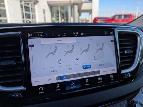 Used 2024 Chrysler Pacifica Touring-L FWD image 28