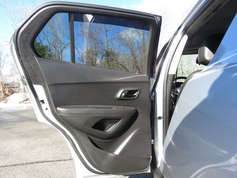 Used 2017 Chevrolet Trax LT w/ LT Convenience Package image 18