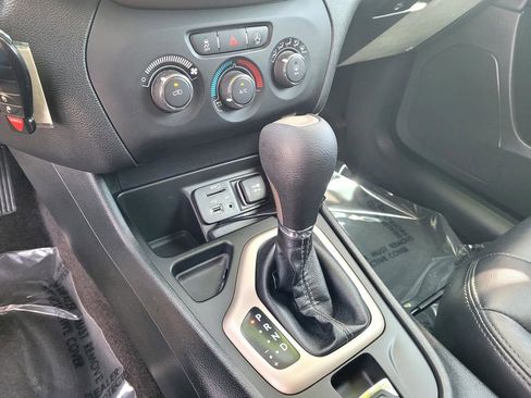 Used 2018 Jeep Cherokee Latitude w/ Altitude Package FWD image 16