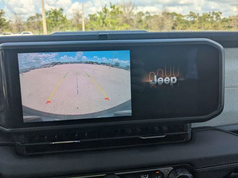 Used 2025 Jeep Wrangler Unlimited Sahara AWD/4WD image 29