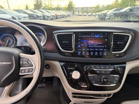 Used 2017 Chrysler Pacifica Limited FWD image 23