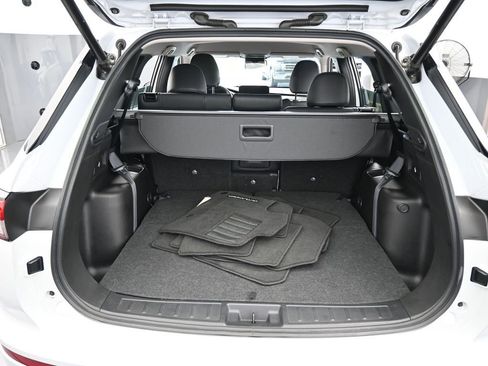 Used 2023 Mitsubishi Outlander SE image 45