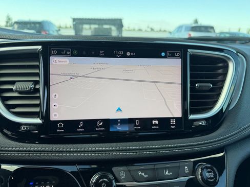 Used 2025 Chrysler Pacifica Limited image 20