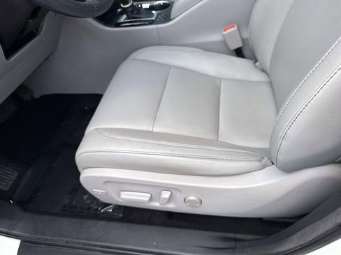 Used 2016 Toyota Highlander XLE AWD/4WD image 15