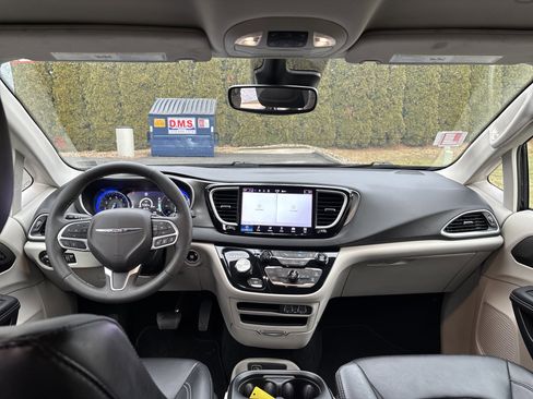 Used 2024 Chrysler Pacifica Touring-L image 16