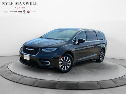 Used 2024 Chrysler Pacifica Select