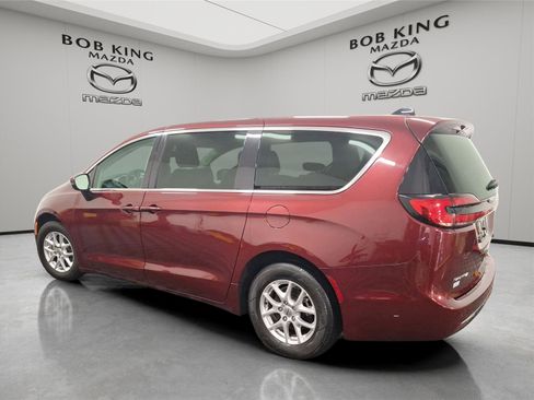 Used 2023 Chrysler Pacifica Touring-L FWD image 3