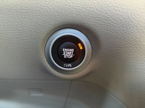 Used 2019 Chrysler Pacifica Limited w/ Tire & Wheel Group FWD image 27