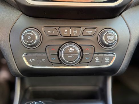 Used 2019 Jeep Cherokee Limited image 22