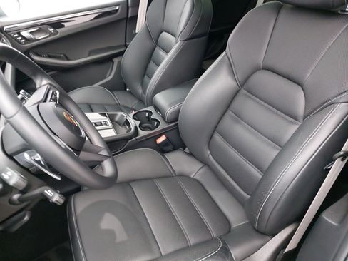 Certified 2025 Porsche Macan image 17