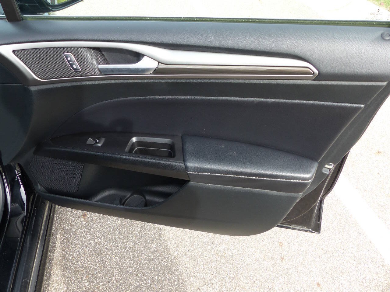 Used 2017 Ford Fusion SE w/ Fusion SE Technology Package FWD image 25