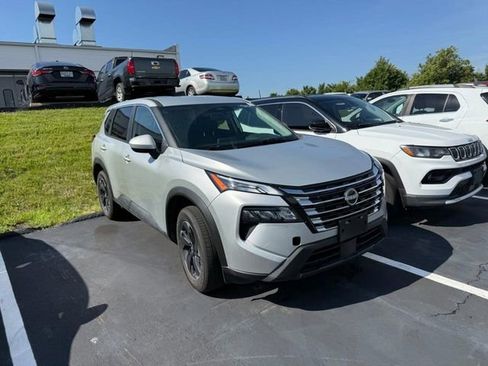 Used 2025 Nissan Rogue SV AWD/4WD image 2