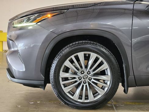 Used 2022 Toyota Highlander Platinum AWD/4WD image 5