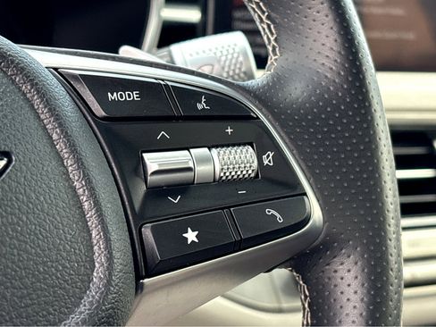 Used 2025 Genesis G70 2.5T image 16