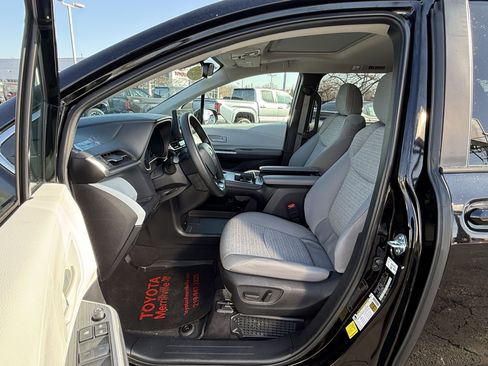 Used 2025 Toyota Sienna LE w/ LE Plus Package image 15