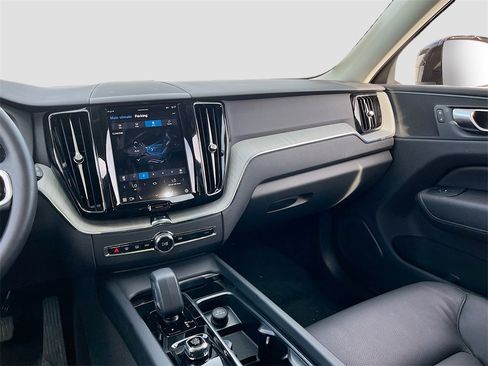 Used 2025 Volvo XC60 B5 Plus image 24