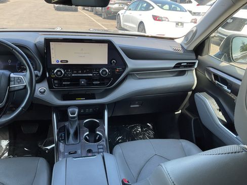 Used 2023 Toyota Highlander Limited FWD image 16