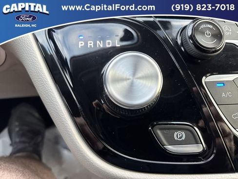 Used 2024 Chrysler Pacifica Touring-L image 29