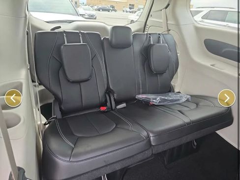 Used 2024 Chrysler Pacifica Touring-L FWD image 16