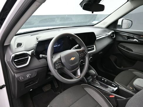 Used 2025 Chevrolet TrailBlazer LT FWD image 18