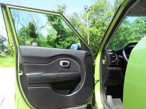 Used 2016 Kia Soul + FWD image 9