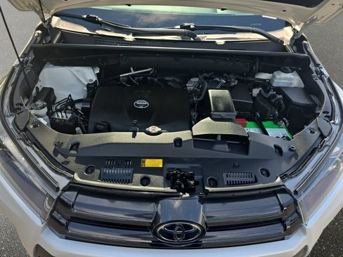Used 2019 Toyota Highlander SE w/ Nightshade Edition AWD/4WD image 34
