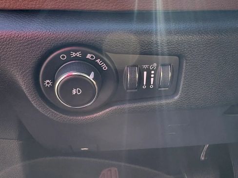 Used 2018 Chrysler Pacifica Limited w/ Tire & Wheel Group FWD image 28