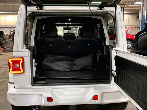 Used 2022 Jeep Wrangler Unlimited Sahara image 31