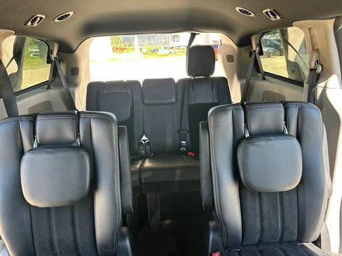 Used 2014 Dodge Grand Caravan SXT FWD image 17