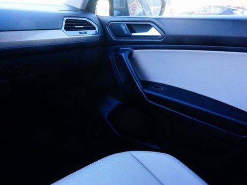 Certified 2021 Volkswagen Tiguan SE w/ Panoramic Sunroof Package image 38