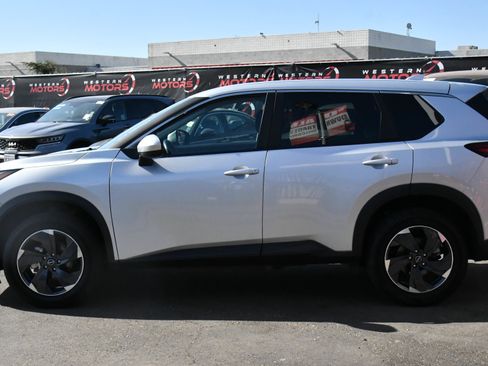 Used 2025 Nissan Rogue SV AWD/4WD image 4