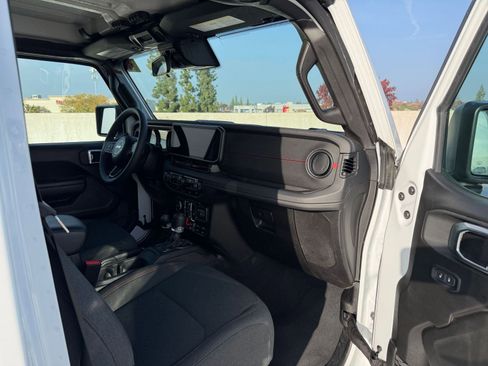 Used 2025 Jeep Wrangler Unlimited Rubicon image 35