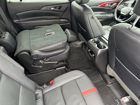 Used 2025 Chevrolet Traverse RS image 22