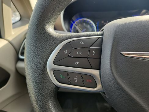 Used 2017 Chrysler Pacifica Touring image 19