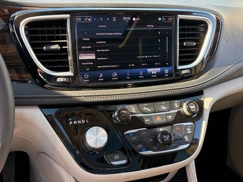 Used 2024 Chrysler Pacifica Limited FWD image 17