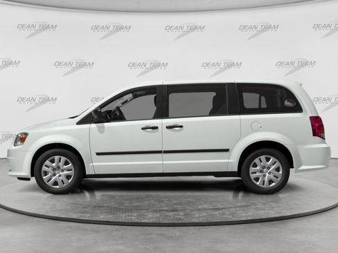 Used 2018 Dodge Grand Caravan SE FWD image 3
