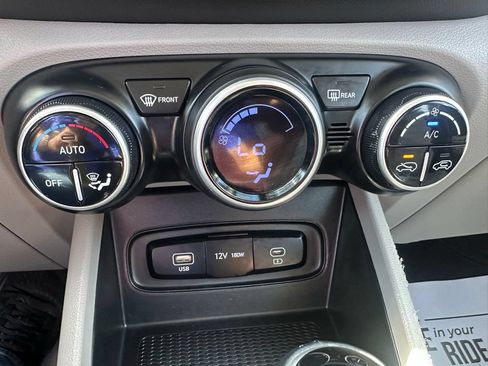 Used 2025 Hyundai Venue SEL FWD image 19