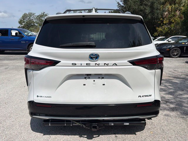 Used 2025 Toyota Sienna Platinum AWD/4WD image 3