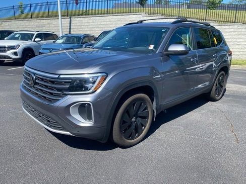 Used 2024 Volkswagen Atlas SE AWD/4WD image 2