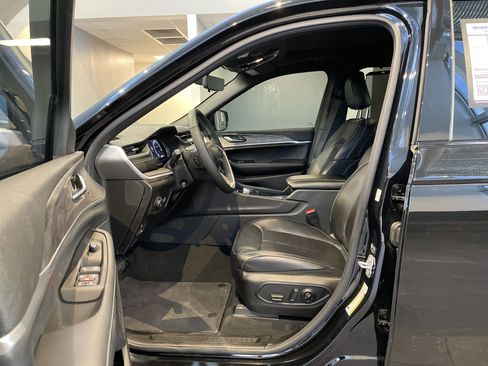 Used 2025 Jeep Grand Cherokee Limited w/ Luxury Tech Group II image 17