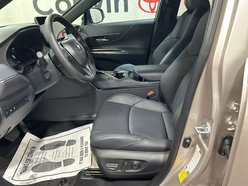 Used 2024 Toyota Venza XLE image 23