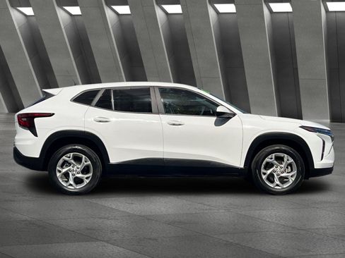 Used 2024 Chevrolet Trax LS w/ LS Convenience Package FWD image 3