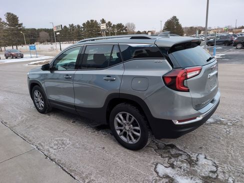 Used 2024 GMC Terrain SLT w/ Infotainment Package II image 6